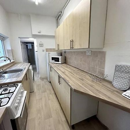 Bright Home From Home Stoke-on-Trent 외부 사진