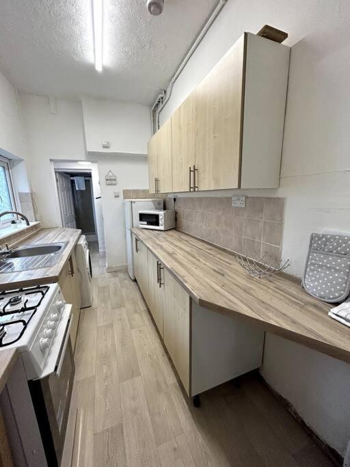 Bright Home From Home Stoke-on-Trent 외부 사진