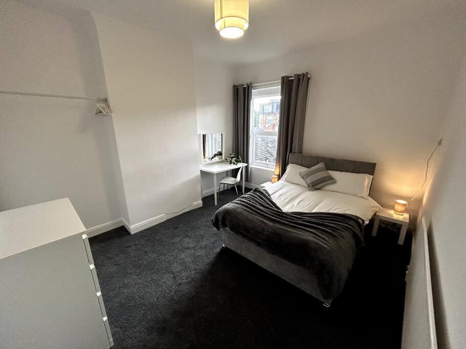 Bright Home From Home Stoke-on-Trent 외부 사진