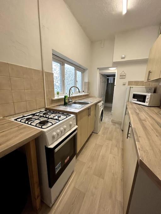 Bright Home From Home Stoke-on-Trent 외부 사진