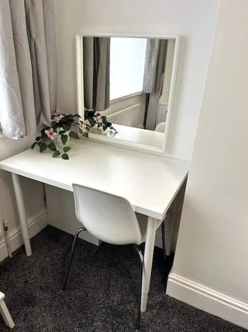 Bright Home From Home Stoke-on-Trent 외부 사진